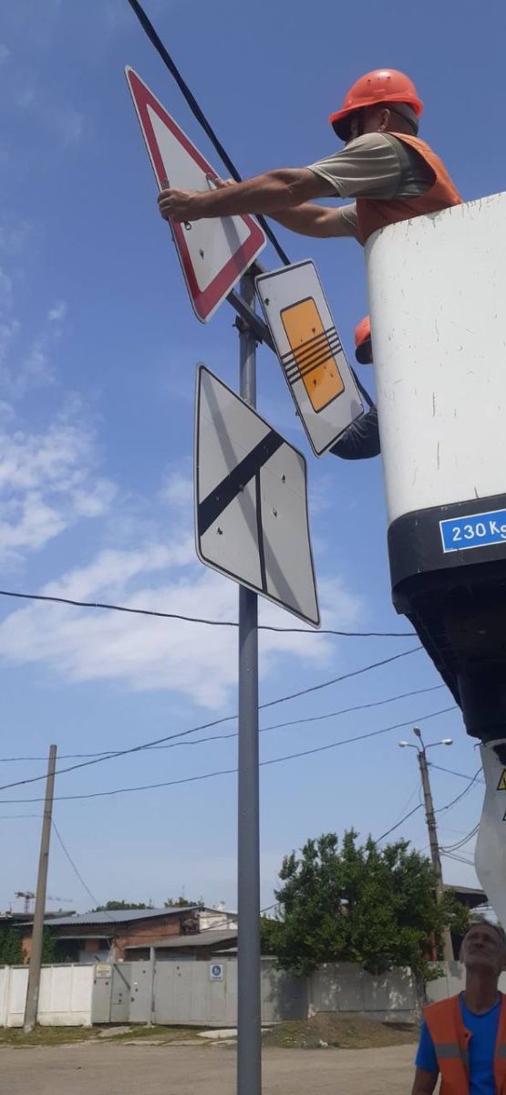 Замінили майже чотири десятки дорожних знаків у Харкові